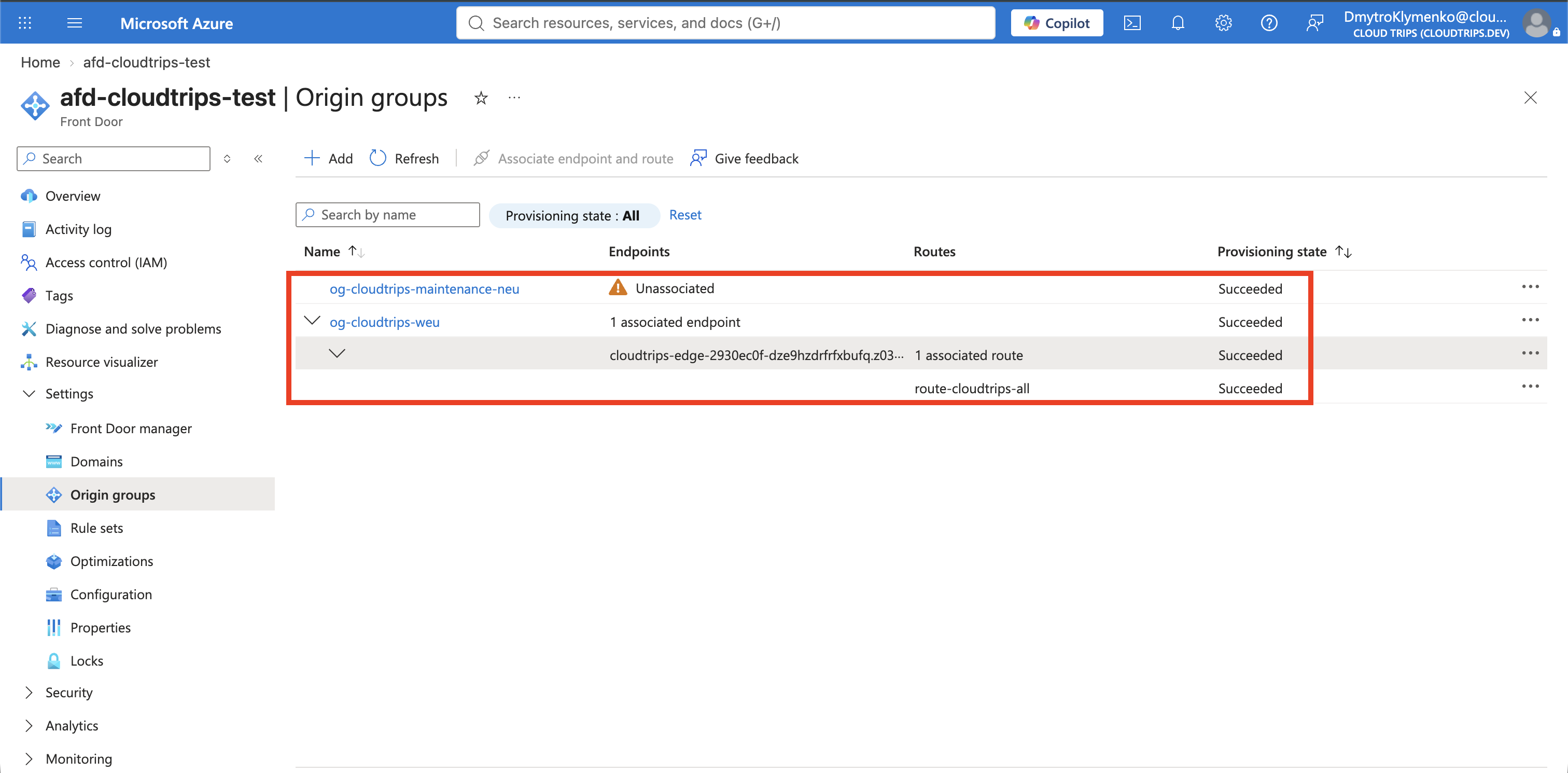 Azure-Front-Door-Origin-Groups mit og-cloudtrips-weu an der Standardroute und og-cloudtrips-maintenance-neu als unassociated