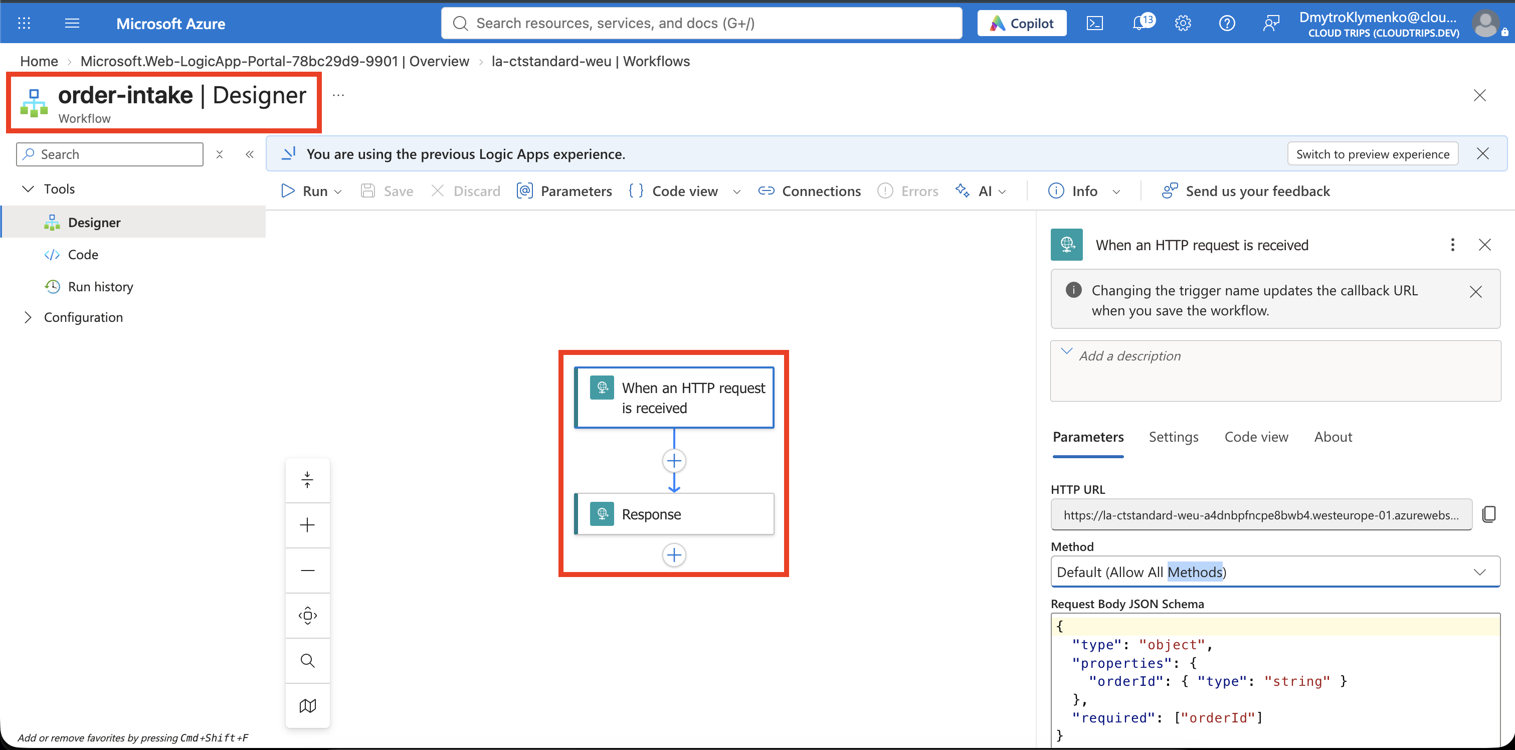 Standard-Workflowdesigner mit Request-Trigger und Response-Aktion; die signierte URL ist ausgeblendet.
