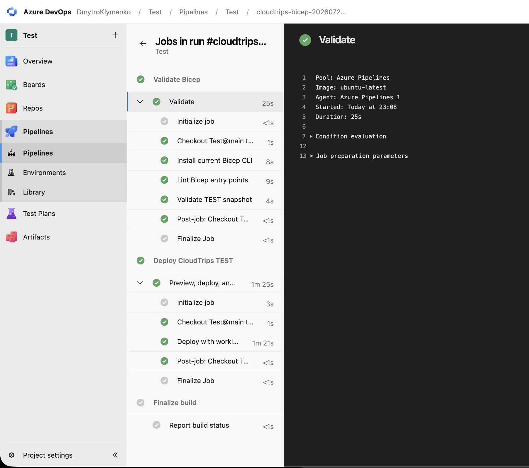 Erfolgreicher Azure-Pipelines-Lauf mit Validierung und anschließender CloudTrips-TEST-Bereitstellungsstufe